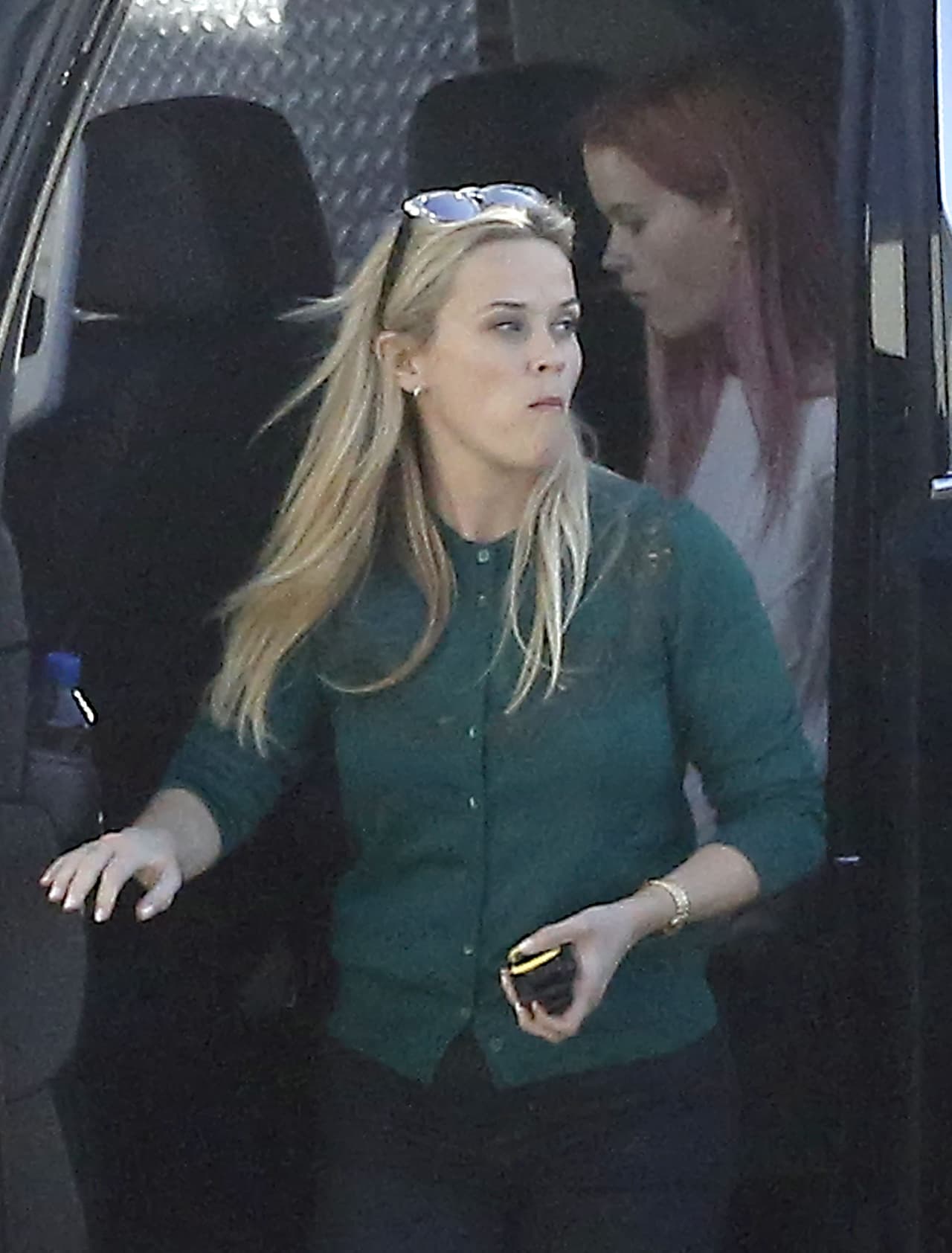 Saliendo de la camioneta, con Ava.