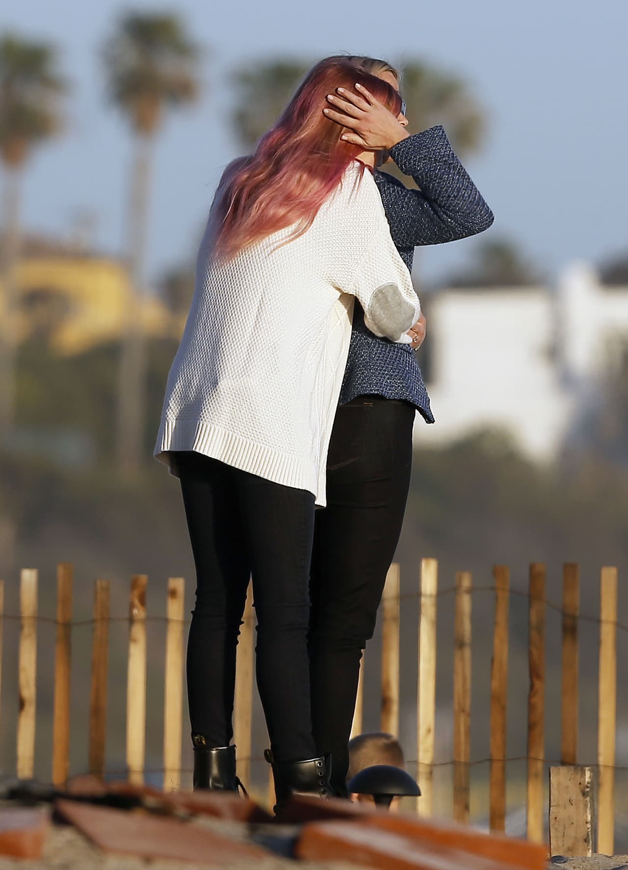 Ava la abrazó por detrás.