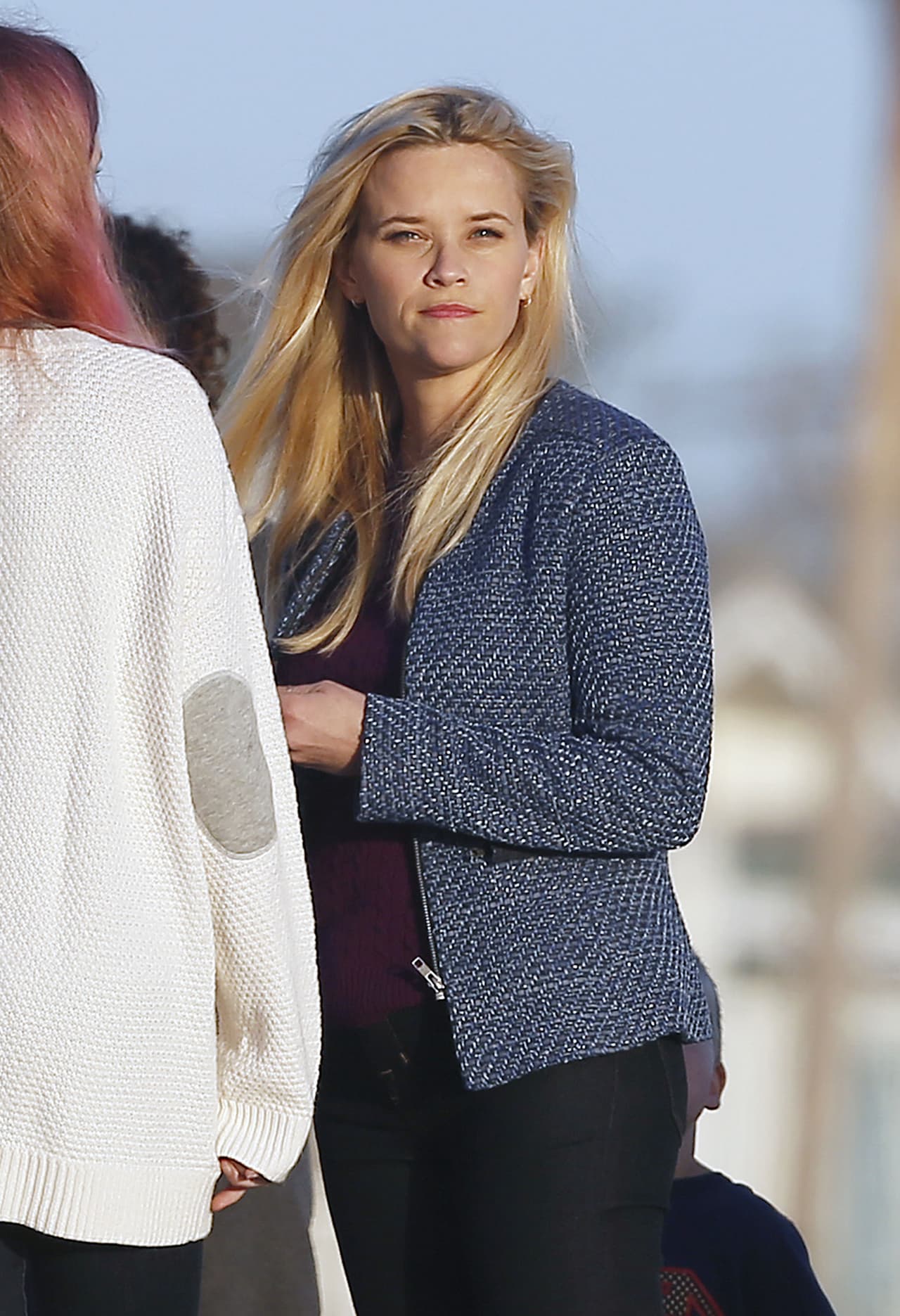 Muy bella, consintiendo a sus hijos.