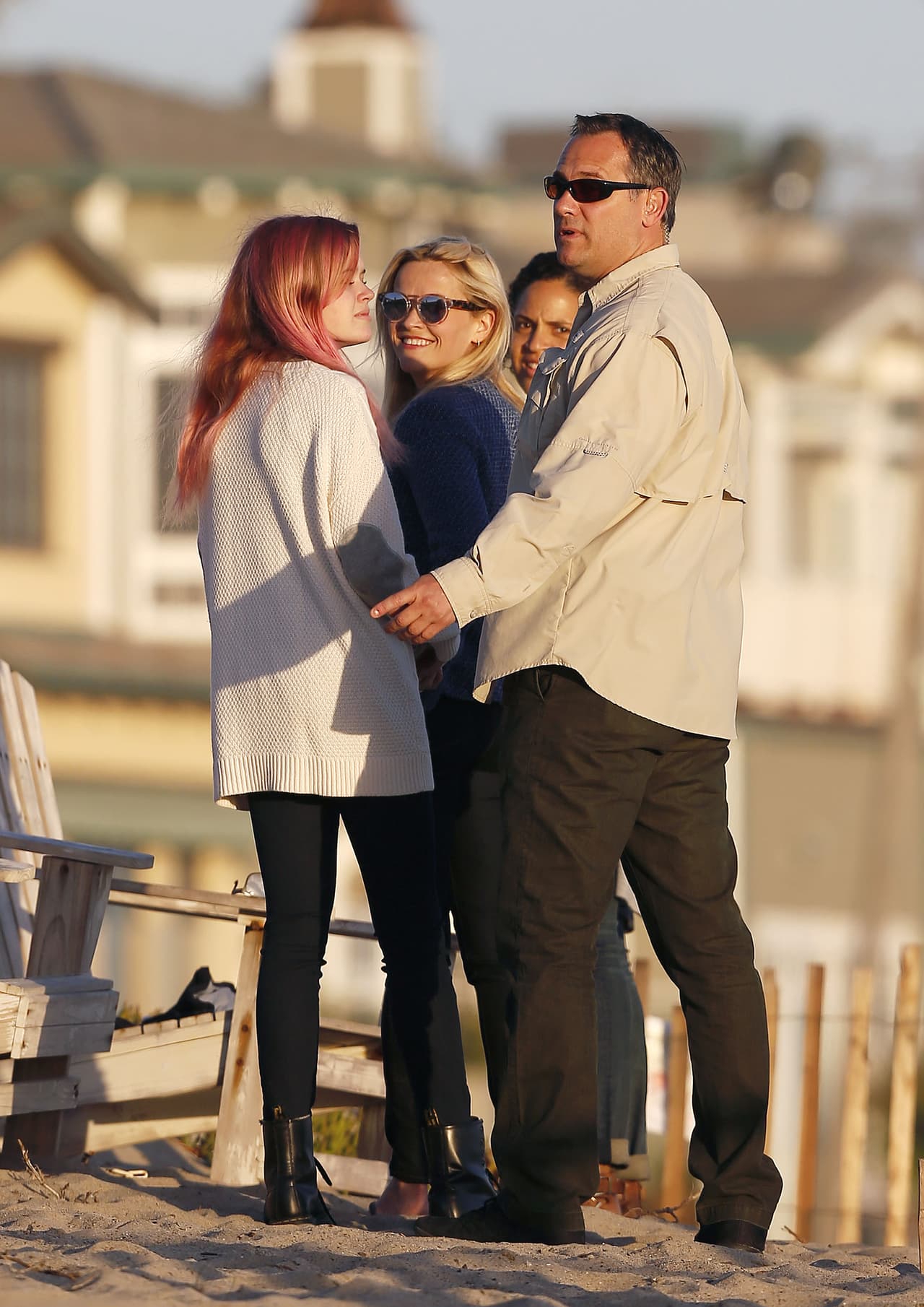 Ava luce el cabello rosado.