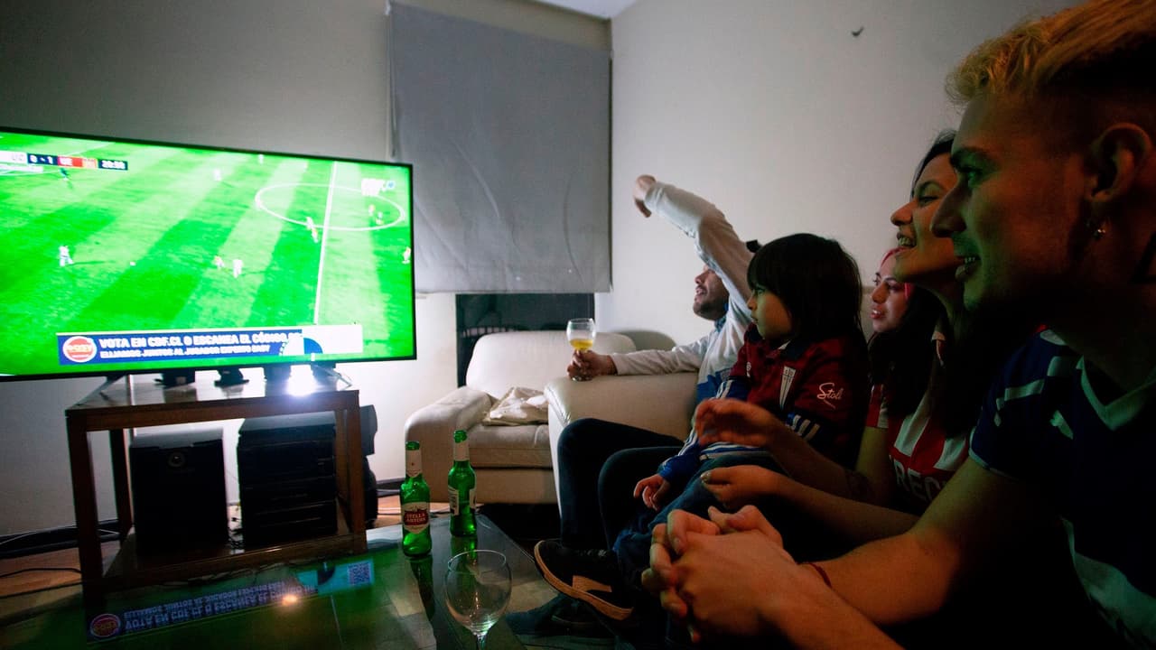 Evite el uso de aparatos y dispositivos eléctricos al final de la tarde y en la noche. Tareas como pasar la aspiradora, lavar la ropa, lavar los platos y el uso de la televisión y la computadora deben ser evitadas entre las 3 p.m. y las 9 p.m. 
<br>