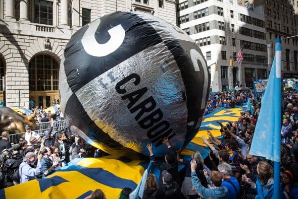 Otros jugaban con dos enormes globos inflables que representaban burbujas de dióxido de carbono.