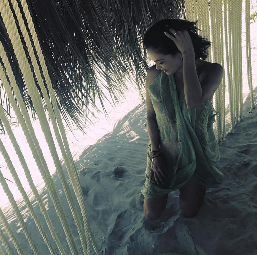 “Buscando cangrejos”, así nombró a la pose que tomó para ser fotografiada bajo la sombra de una palmera.
<br>