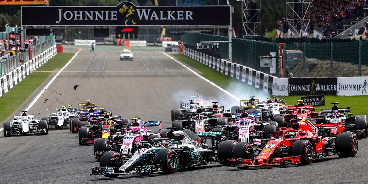 En la largada Lewis Hamilton conservó su sitio de privilegio, pero un accidente cambió todo.