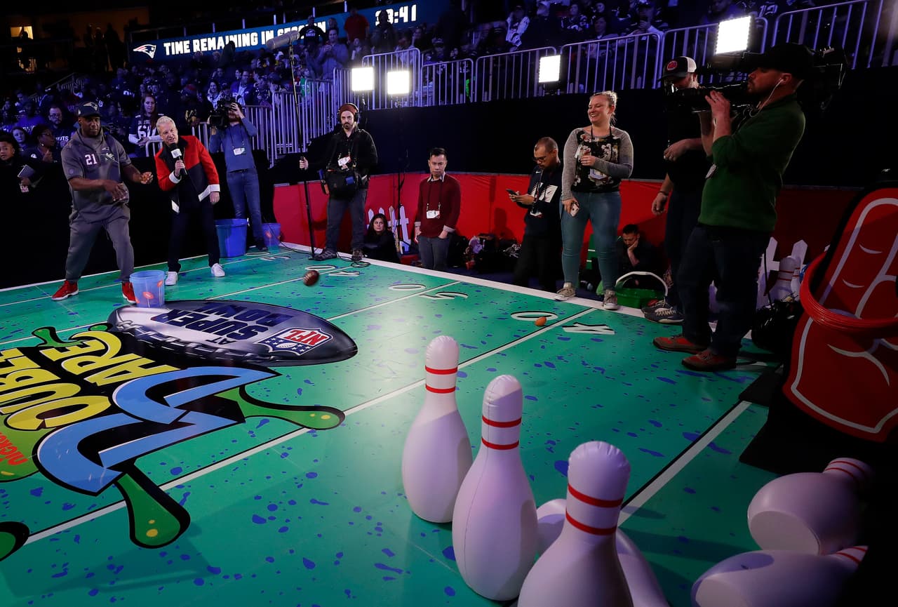 No faltaron los juegos en los que habrían de participar los miembros de ambos equipos. Aquí se ve una mezcla de bolos con fútbol americano.