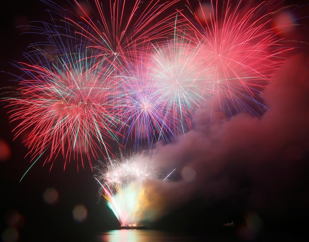 Los filipinos acostumbran pasar estas celebraciones con platillos típicos y haciendo el mayor ruido posible.