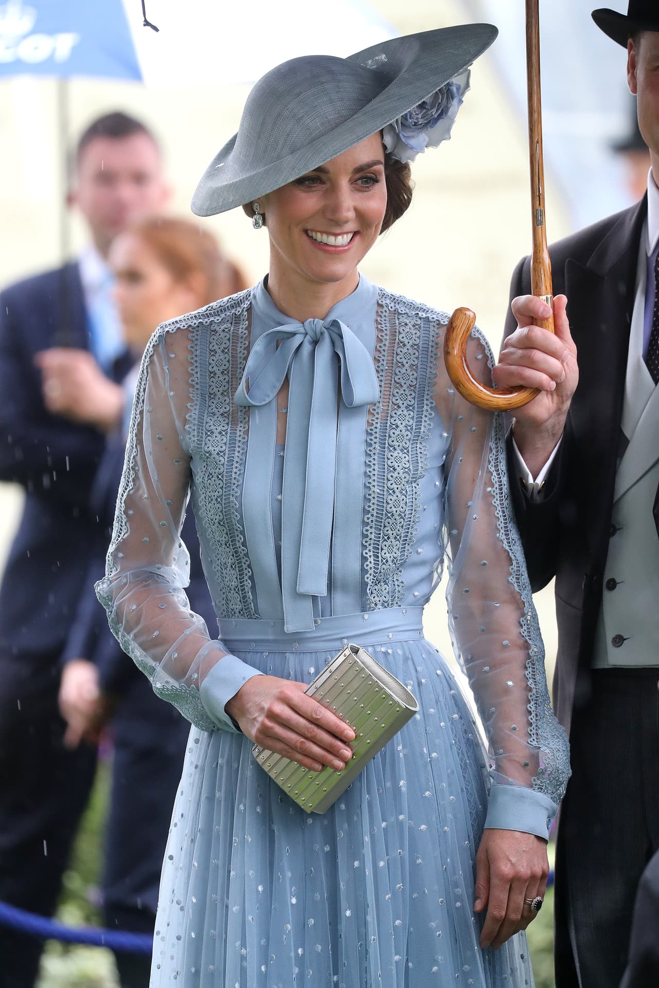 El 
<b><a href="https://www.univision.com/famosos/kate-middleton-y-su-ahorrativa-forma-de-estar-a-la-moda-con-este-vestido-de-liquidacion-fotos" target="_blank">atuendo con el mayor valor</a></b> para la duquesa de Cambridge fue el que vistió en el Royal Ascot en junio pasado. Se trató de una pieza de Elie Saab que complementó con un sombrero Philip Treacy. La foto obtuvo 167,044 'me gusta' y terminó con un valor de 
<b>70,158 dólares.</b>