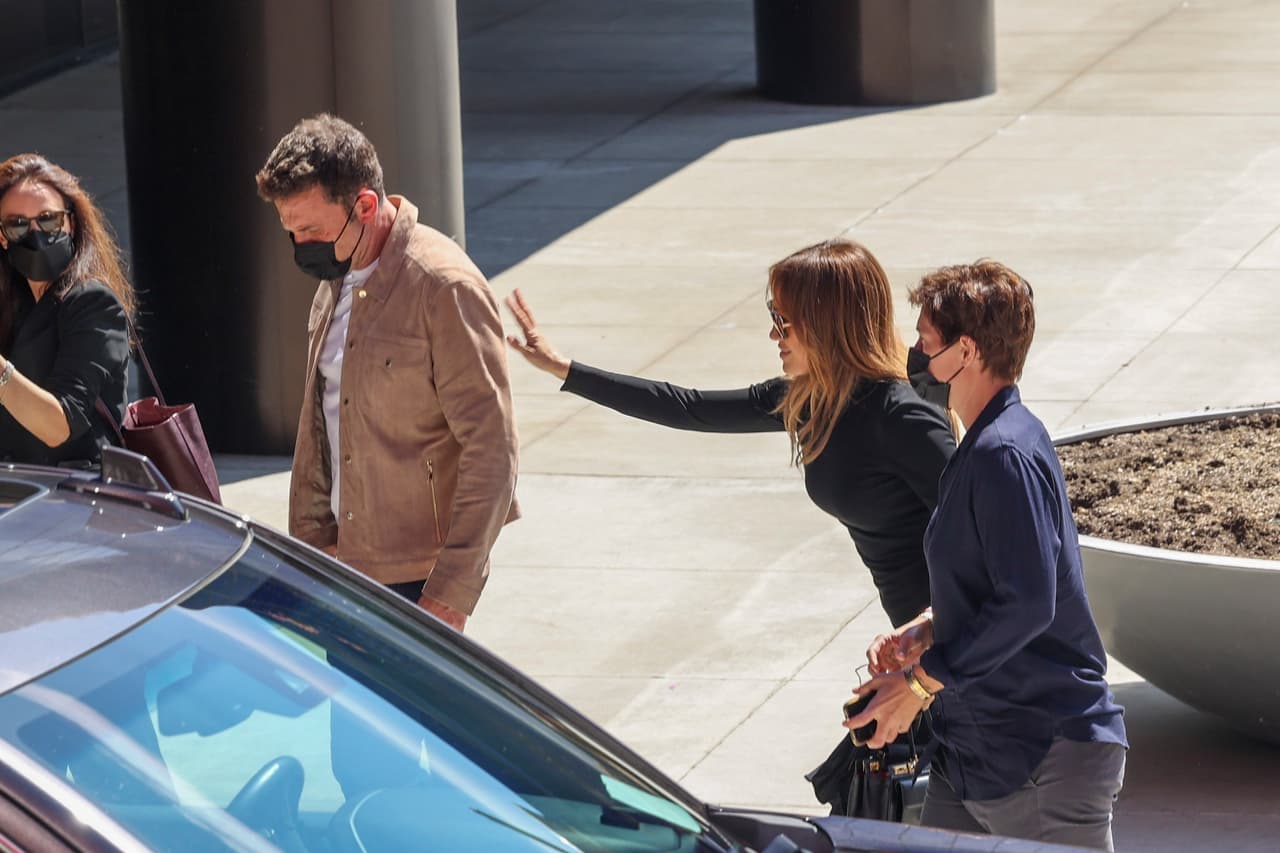 El 'outfit' lo completó con largas botas de punta de aguja y un bolso Valentino negro en forma de acordeón. 
<br>