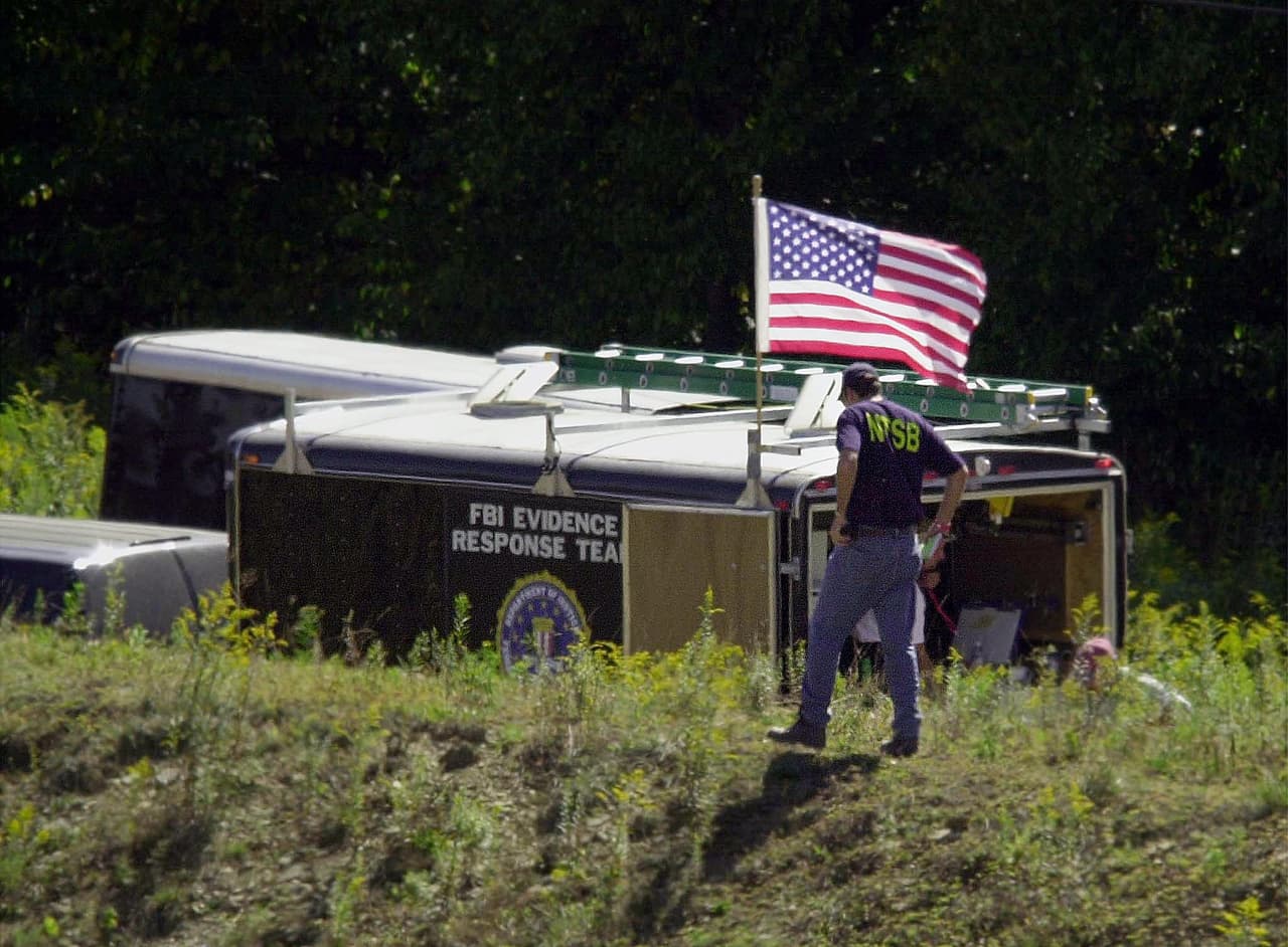 Aunque se recuperaron pocos restos humanos en el sitio, los médicos forenses finalmente pudieron identificar a los 33 pasajeros, siete miembros de la tripulación y cuatro secuestradores a bordo del vuelo 93. El pasajero más joven del vuelo 93 era Deora Frances Bodley, de 20 años. 
<br>
<br>En la fotografía los investigadores en el área al día siguiente de los ataques.