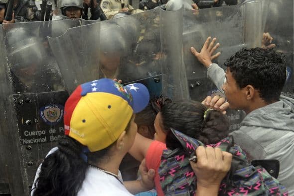 "Todo transcurrió pacíficamente, pero en la Defensoría del Pueblo había una barrera de la policía y allí se produjo un enfrentamiento" dijo Márquez.