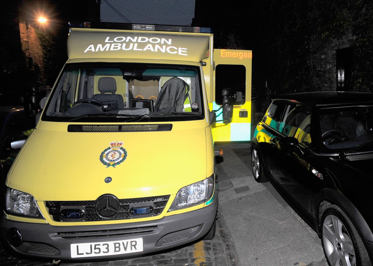 Luego de varios intentos por luchar contra las adicciones, Amy Winehouse terminó muriendo por intoxicación alcohólica. Fue hallada muerta en su casa el 23 de julio de 2011. 
<b>Tenía apenas 27 años. </b>
<br>