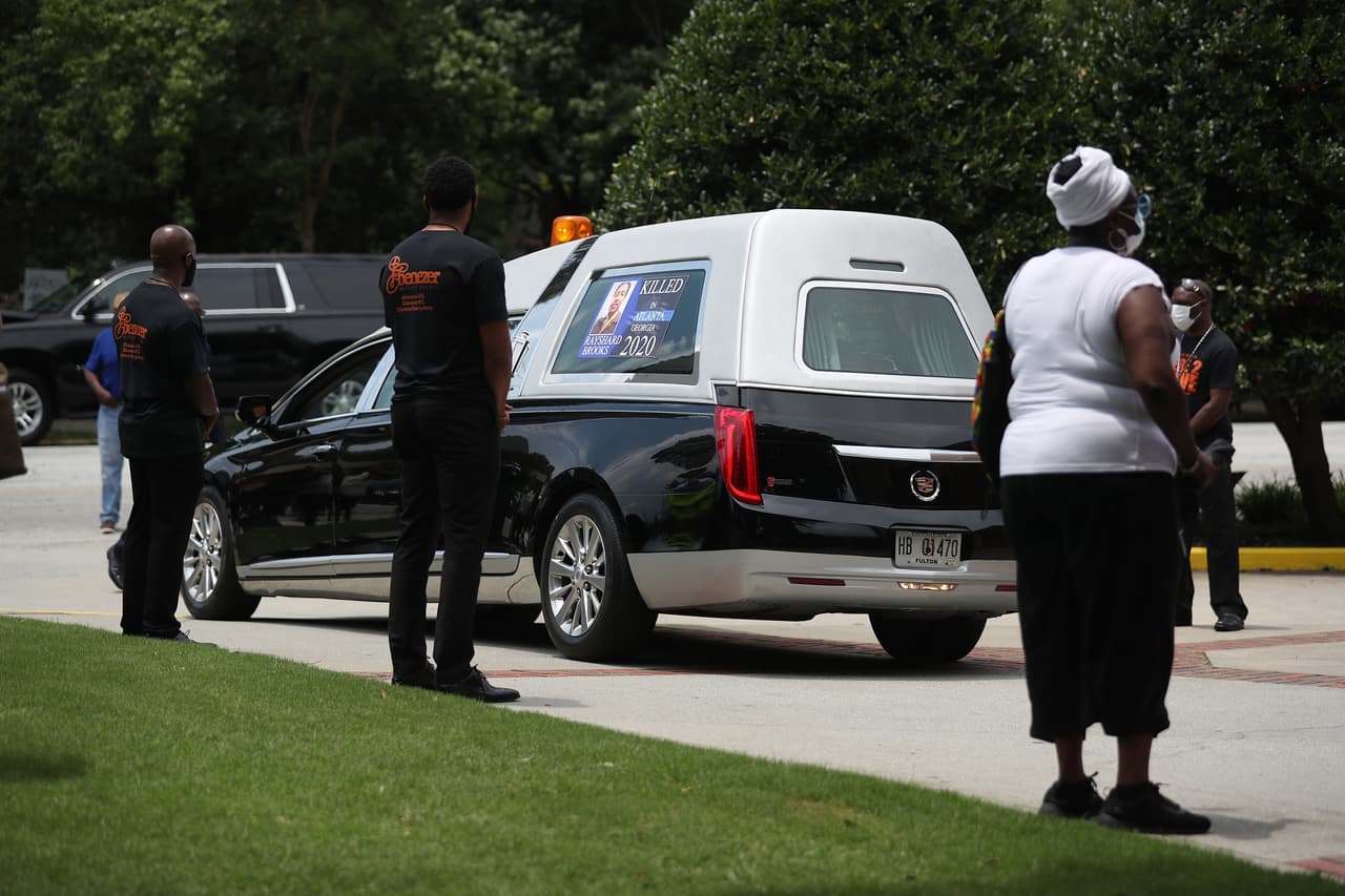 El carro fúnebre que lleva los restos de Rayshard Brooks llega a la Iglesia Bautista Ebenezer para el funeral público.