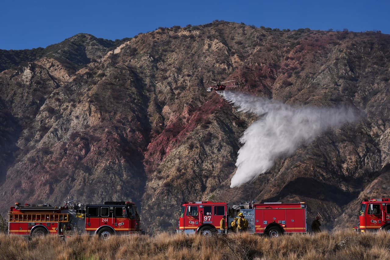 El jueves 15 de octubre de 2026, un helicóptero arrojó agua sobre el incendio de Peak en Azusa, California.