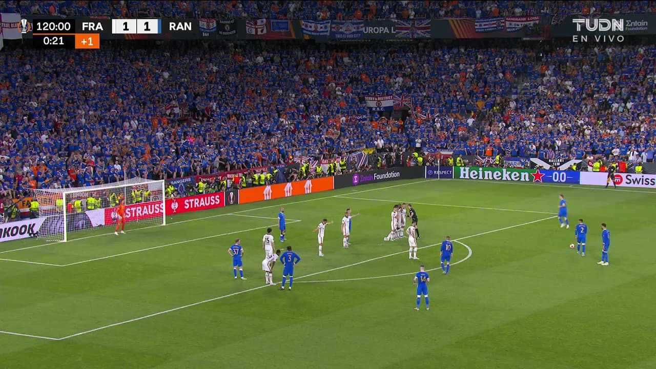 ¡TIRO ATAJADO! disparo por James Tavernier.