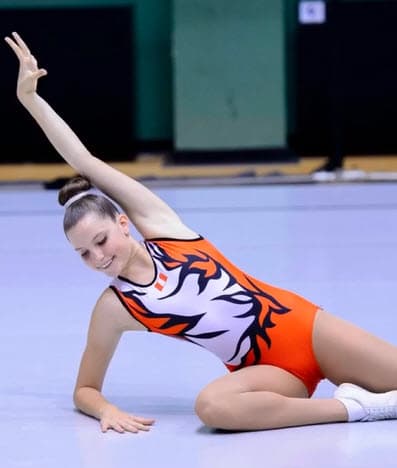 Durante varios años Gia practicó gimnasia aeróbica y participó en importantes competencias, pero una lesión en la espalda la obligó a retirarse a nivel profesional.
<br>