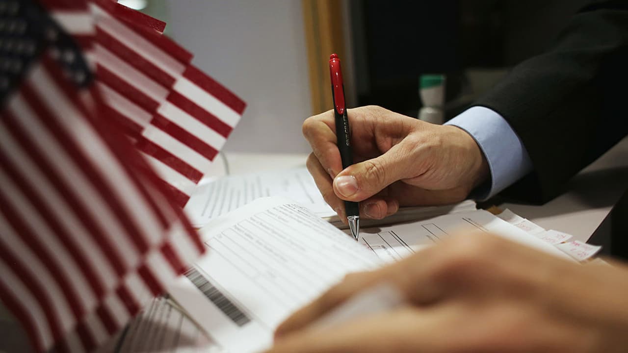 Quienes soliciten 'green card' tendrán que demostrar que se vacunaron contra el covid-19