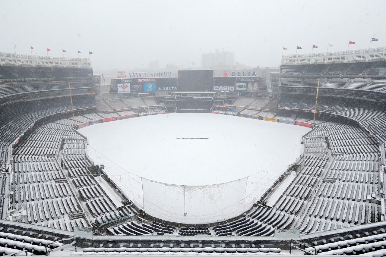 Nueva York padece su quinta tormenta de nieve en un mes, algo que no es frecuente a esta altura del año. El termómetro se desplomó 30 grados en 12 horas en la ciudad y se acumularon hasta cinco pulgadas de nieve en partes de Nueva Jersey y Connecticut. La tormenta también arruinó el partido inaugural de la temporada de los Yankees de Nueva York en casa.