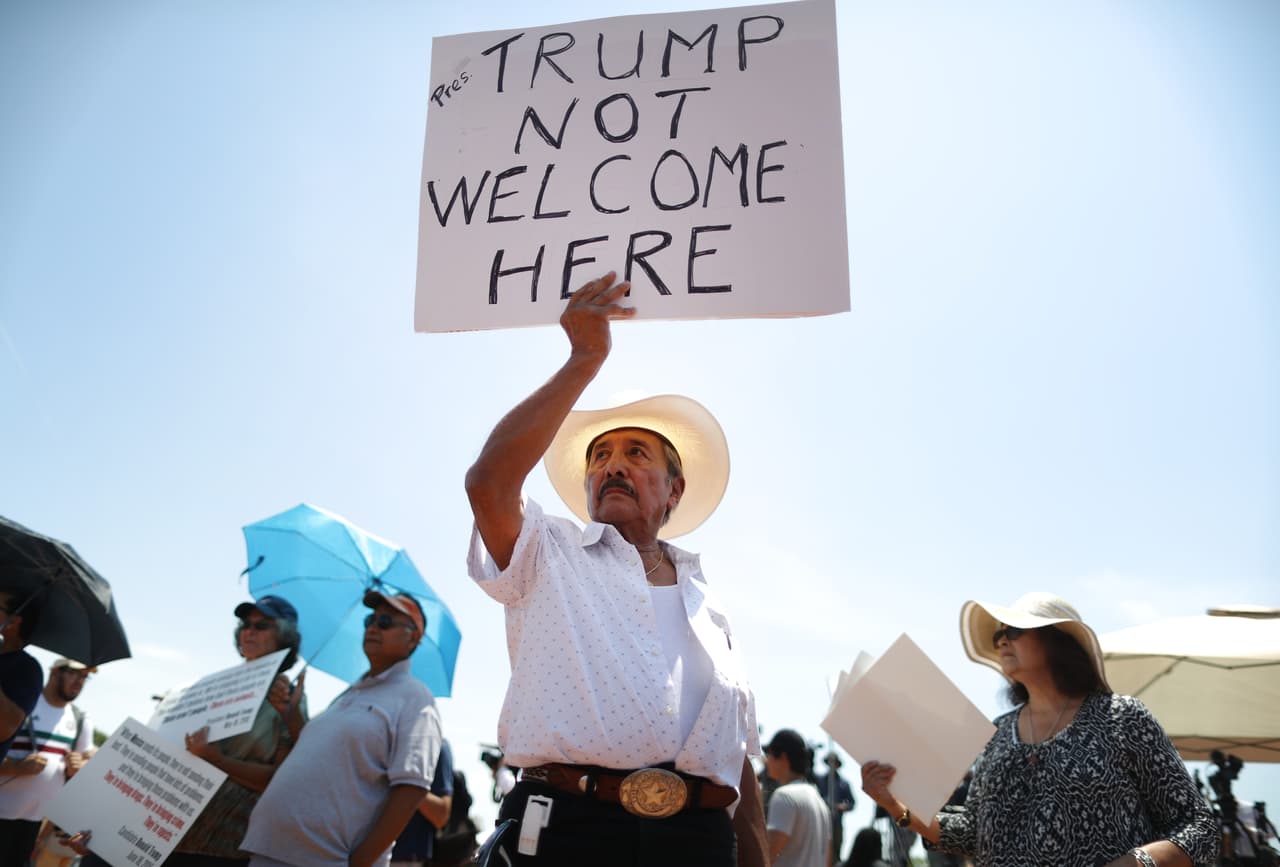 Una multitud de manifestantes contra Trump lo espera frente a uno de los hospitales donde están las víctimas del tiroteo en El Paso. El presidente llegó en la tarde del miércoles a esta ciudad de mayoría hispana donde la población ha criticado su retórica sobre una "invasión" de inmigrantes.