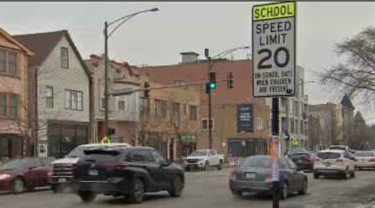 Hoy comienzan advertencias de nuevas multas por manejar excediendo el límite de velocidad en zonas escolares y parques