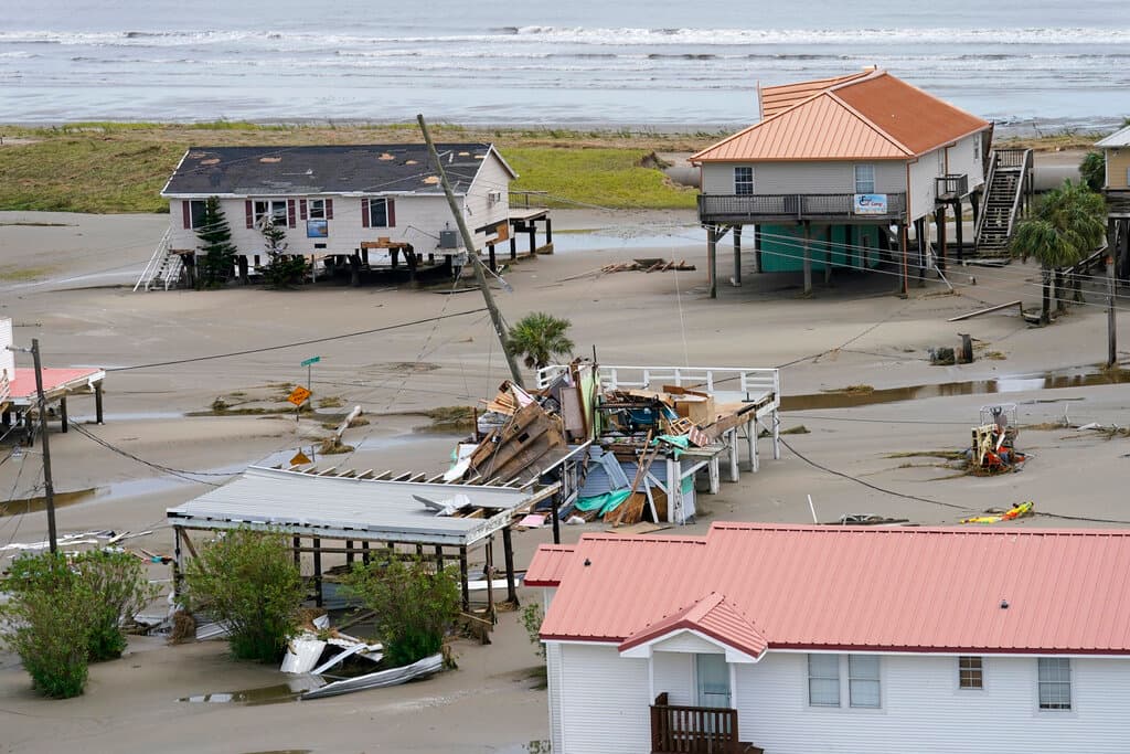 "Hice que todos los oficiales de policía se mudaran al edificio por seguridad, y luego se desató el infierno”, dijo a la agencia AP Scooter Resweber, jefe de policía de Grand Isle. "Los techos empezaron a desmoronarse. Pudimos ver partes de edificios volando en pedazos al otro lado de la calle. Es algo que simplemente no quieres volver a ver", declaró.