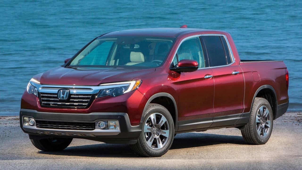 <h3 class="cms-h3-H3">5. Honda Ridgeline equipada con el motor V6 de 3.5 litros.</h3>
<br>
<br>Según la Agencia de Protección Ambiental de Estados Unidos la camioneta pickup mediana de Honda equipada con el motor V6 de 3.5 litros de Honda, consume
<b> 19 millas por galón en ciudad</b> y 
<b>26 millas por galón en autopista</b> para un 
<b>promedio combinado de 22 millas por galón</b>, a la vez que produce 280 caballos de fuerza y 262 lbs.-pie de torque. Esto representa un rendimiento de 4.5 galones de combustible por cada 100 millas recorridas.