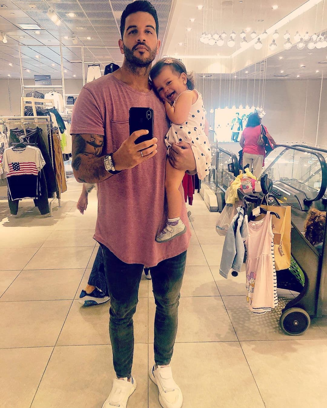 Chef Yisus se sorprende con las ocurrencias de sus hijas: “Me pregunto qué tendrá el mall (centro comercial) que las pone tan contentas y desde tan pequeñas”.