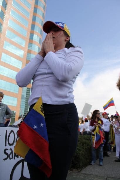 Pese a las distancias y tráfico característico de Los Ángeles, cientos de Venezolanos se unieron a la campaña mundial #SOSVenezuela para apoyar a todo el pueblo venezolano tras 10 días de protestas continuas en dicho país. A la manifestación se unieron guatemaltecos, peruanos, brasileños, libaneses, americanos y muchas otras nacionalidades que hacen vida en la Cosmopolita ciudad del oeste del país. Consignas, cantos y la familiaridad característica venezolana recibieron apoyo de los transeúntes en los alrededores del edificio Federal ubicado en la avenida Wilshire.
