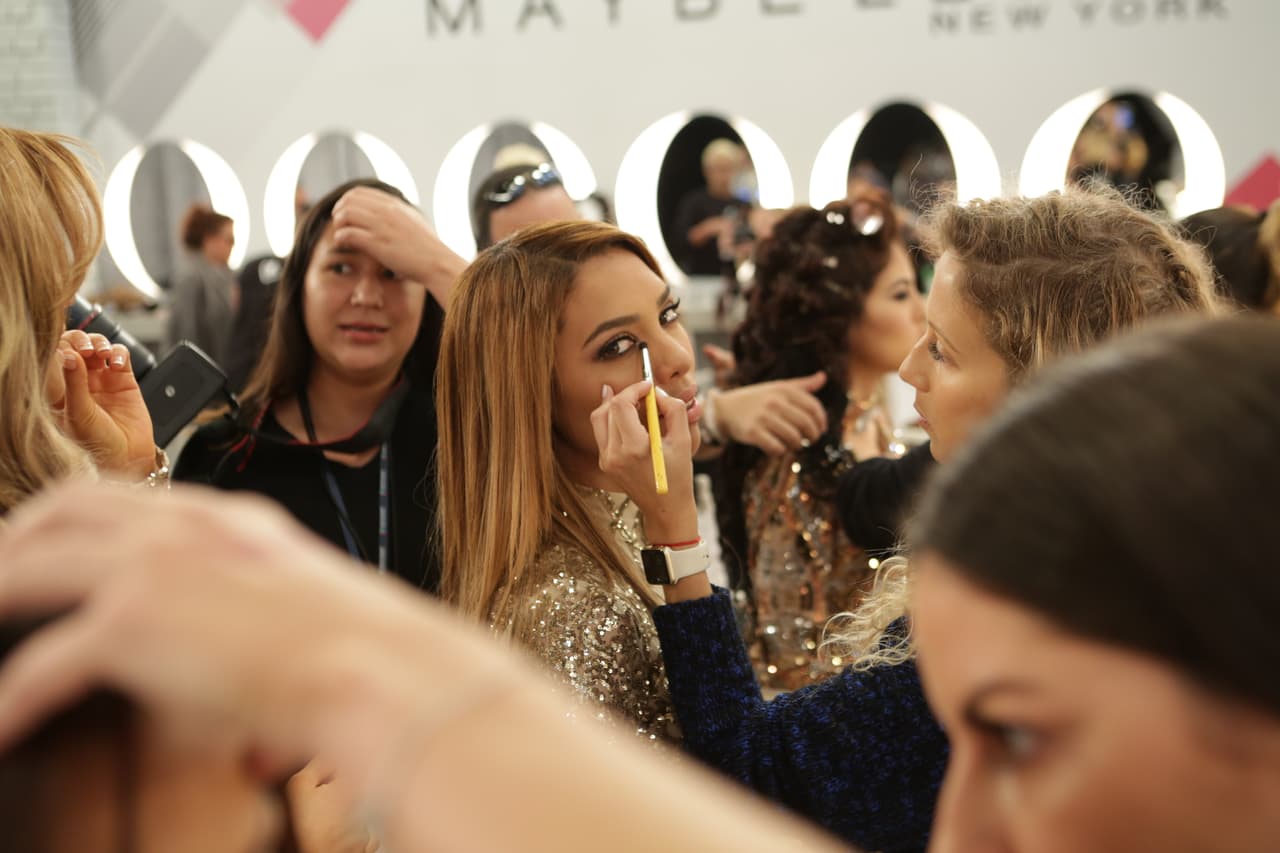 La adrenalina corre a mil y los nervios se apoderan de las chicas en backstage.