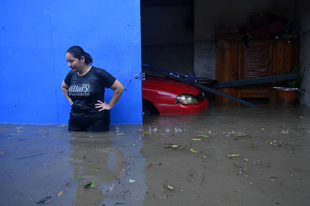 Inundaciones en Ilopango, El Salvador, tras el paso de la tormenta tropical Amanda.