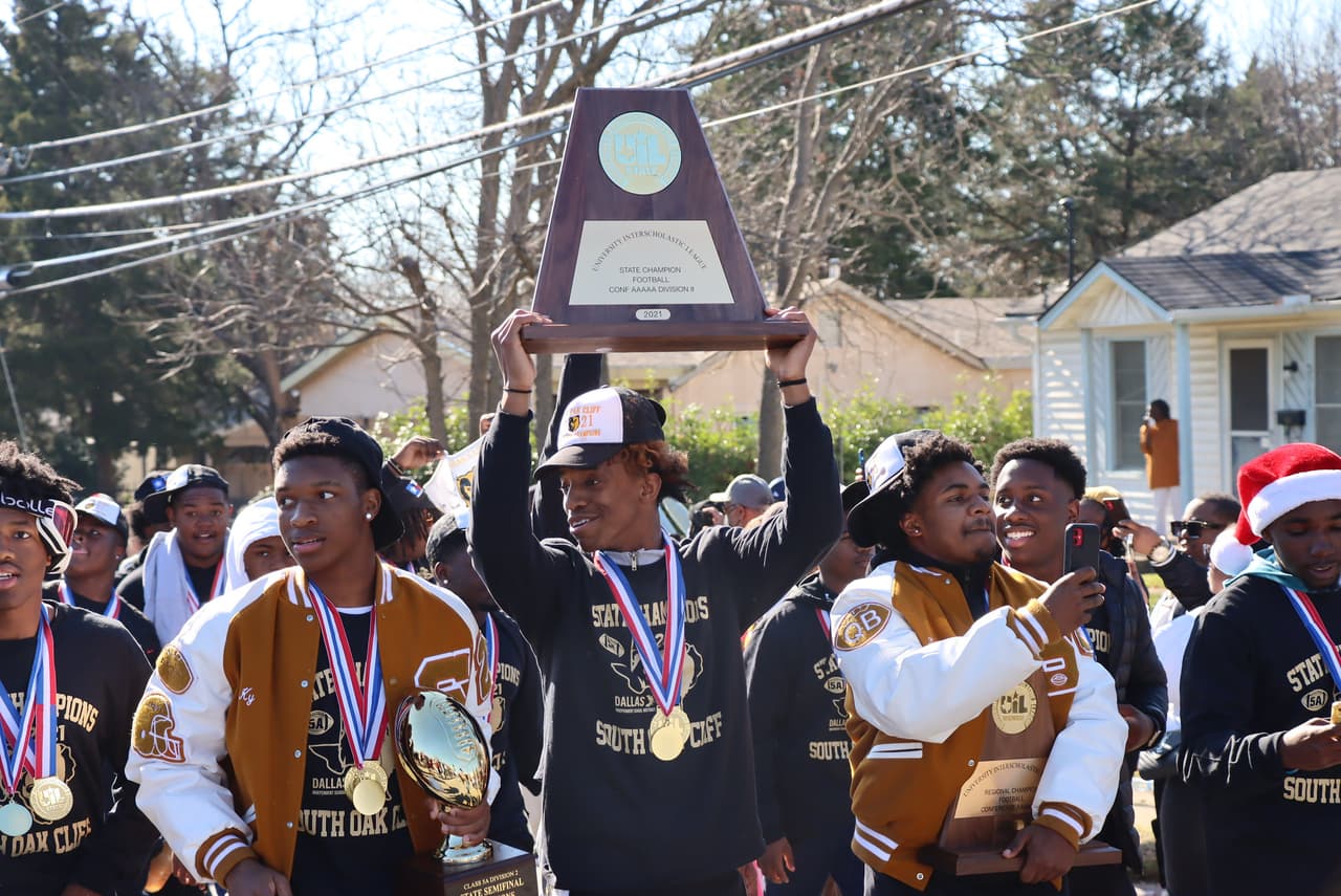 Los futbolistas recorrieron las calles del barrio de Oak Cliff para festejar con los vecinos y la comunidad educativa de la zona.