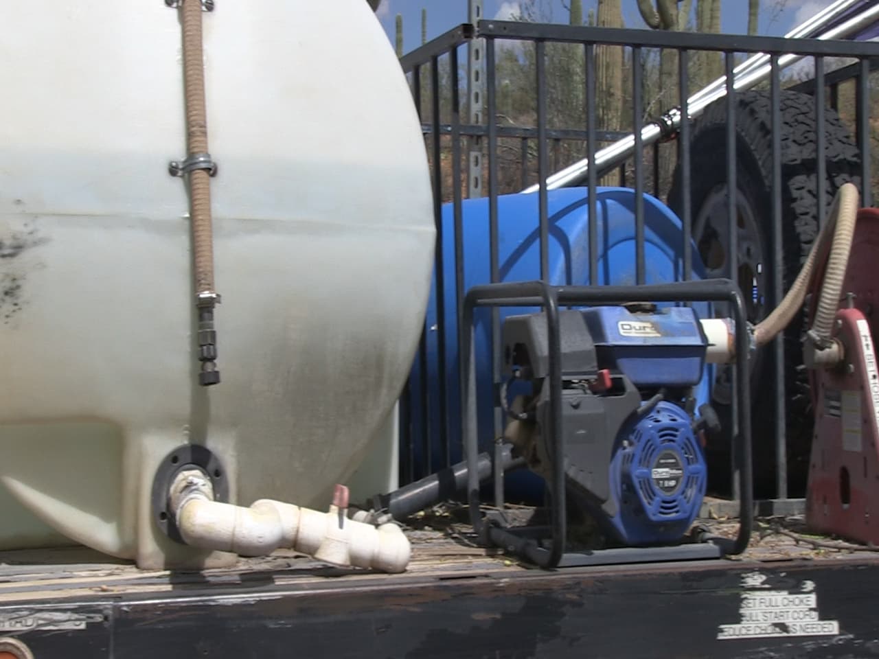 Una de las camionetas de Fronteras Compasivas que cargan de agua las estaciones.