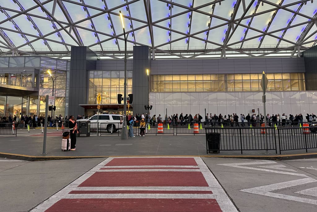 Las filas de TSA en el aeropuerto de Atlanta llegaron a su punto más alto este lunes 23 de marzo 
<b>cuando se reportó que eran tan largas que salían hasta la entrada a pie de calle. </b>
<br>
<br>Ahí, las personas debían formarse con la esperanza de estar en la fila correcta para poder pasar por el filtro de seguridad. 
<br>