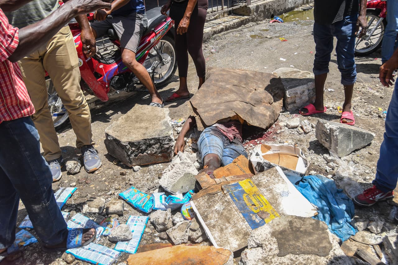El conteo oficial de la tarde del sábado ubicó la cifra de muertos en al menos 227 y la de heridos y desaparecidos en los centenares.
<b>"Los hospitales están al límite y no están aceptando a algunas personas.</b> Estamos evacuando a las familias del personal porque ha habido varias réplicas y todos están asustados", dijo a Univision Noticias Morgan Wienberg, una joven canadiense que fundó el proyecto Little Footprint, Big Steps, que provee casas para niños pobres o abandonados en Les Cayes.