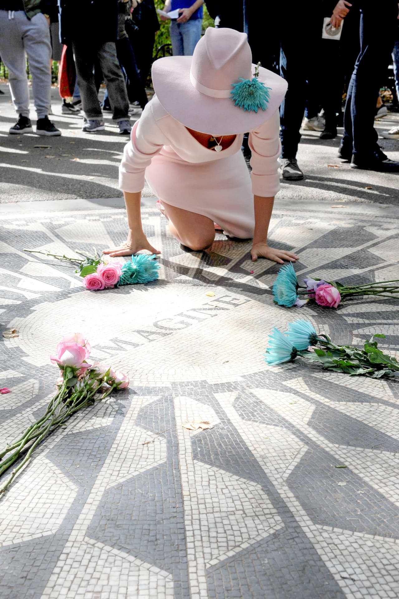 Enseguida, se hincó...