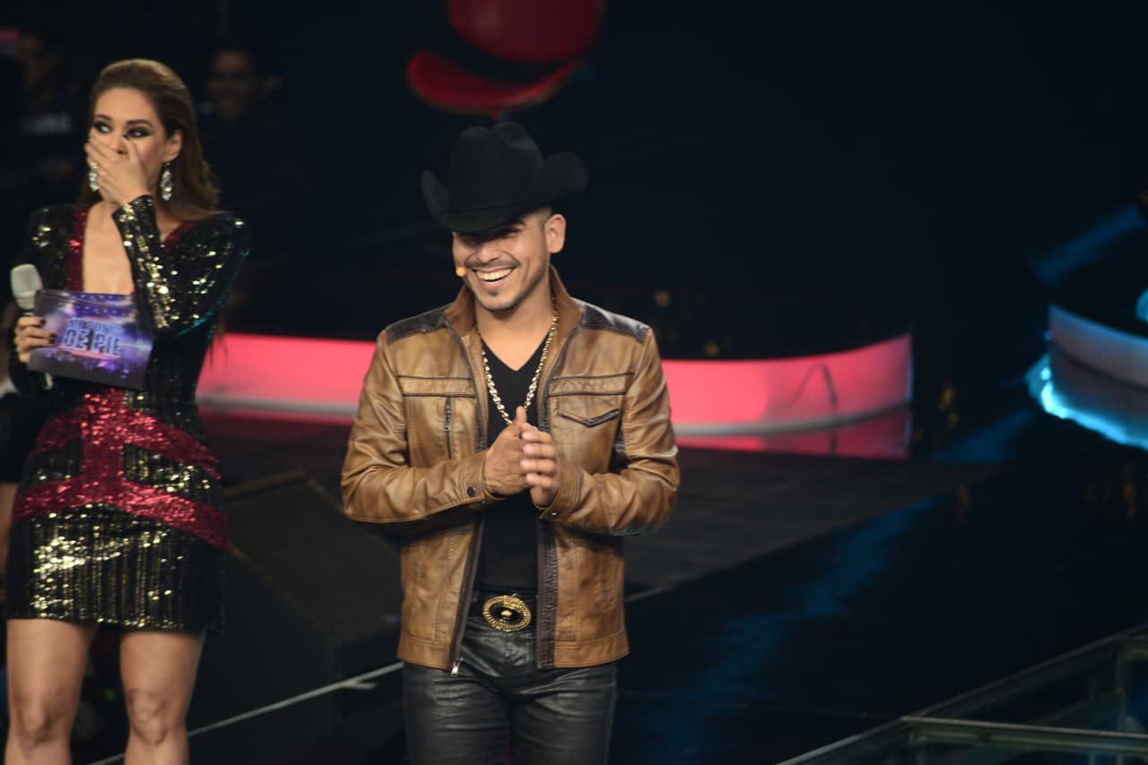 Cuando no están frente a la cámara, los famosos hacen de todo, lo malo es que no se dan cuenta que nuestra cámara indiscreta anda alerta y los está viendo. Así fue como captamos a jueces y capitanes en el detrás de cámaras.