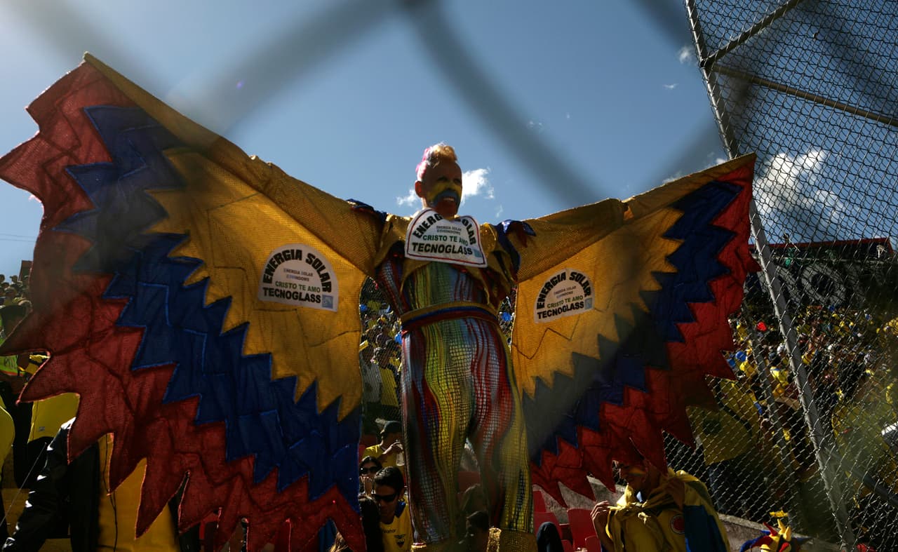 Otras selecciones, como la de Colombia, han intentado de todo para obtener puntos de Quito. Incluso han llevado a su mítica águila cafetera que vuela con ellos a todos lados.