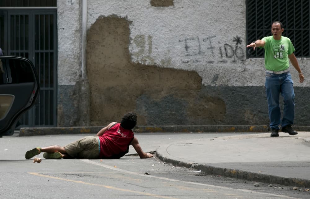También algunas personas resultaron herida en el forcejeo entre manifestantes y fuerzas del gobierno.