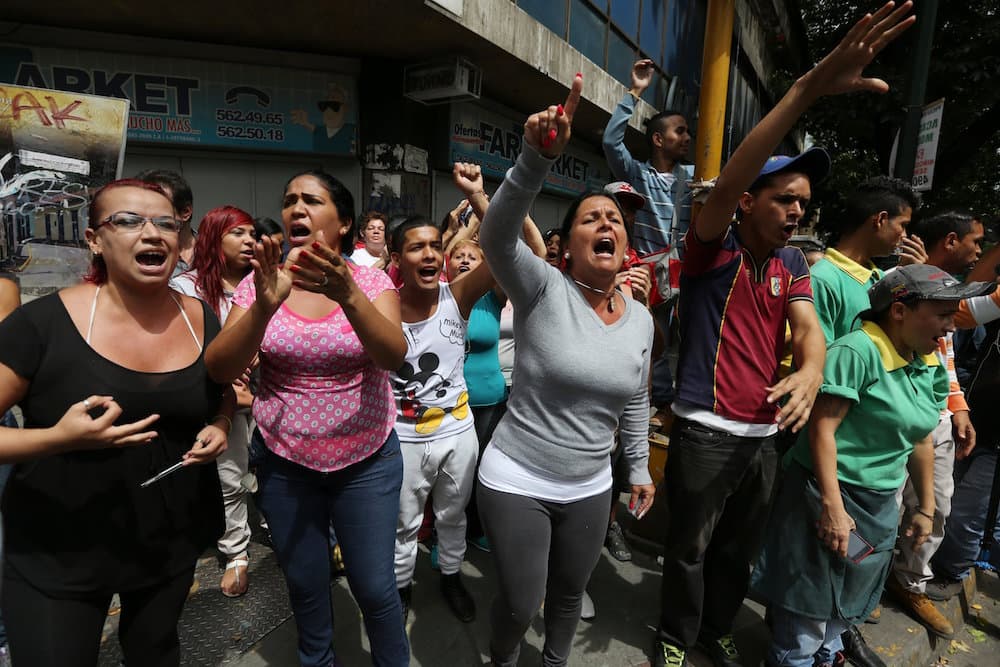 Los frustrados compradores de inmediato cerraron la céntrica avenida Fuerzas Armadas al grito de "¡Y va caer, y va caer, este gobierno va a caer!" mientras desde los edificios algunas personas sonaban cacerolas en señal de respaldo a los manifestantes.