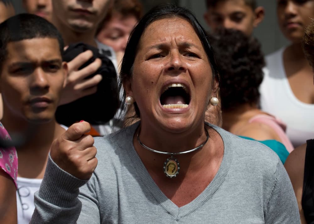 Al grito de "¡Queremos comida!" varias decenas de manifestantes, en su mayoría de origen pobre, bloquearon dos de las principales avenidas del centro de la capital en protesta por la creciente escasez de alimentos.