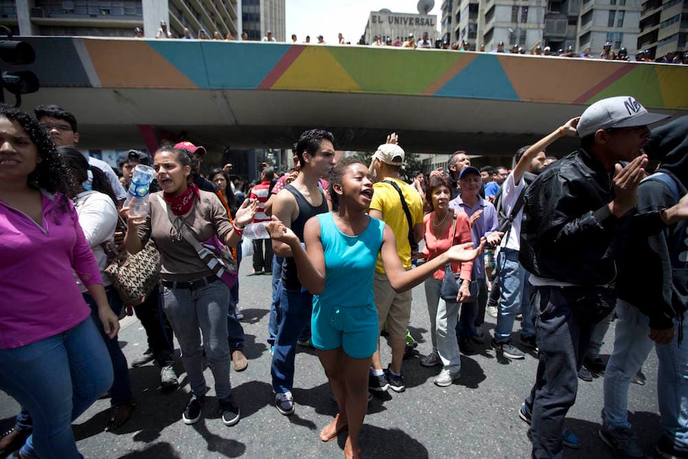 Maduro sostiene que la escasez es consecuencia de una "guerra económica" de la oposición y el sector empresarial para desestabilizar el país y derrocarlo a él.