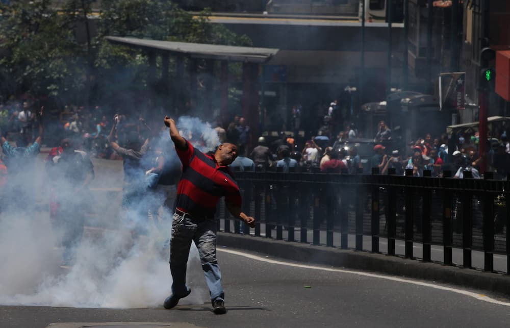Los manifestantes se enfrentaron con piedras, botellas y palos a la guardia civil y la policía.