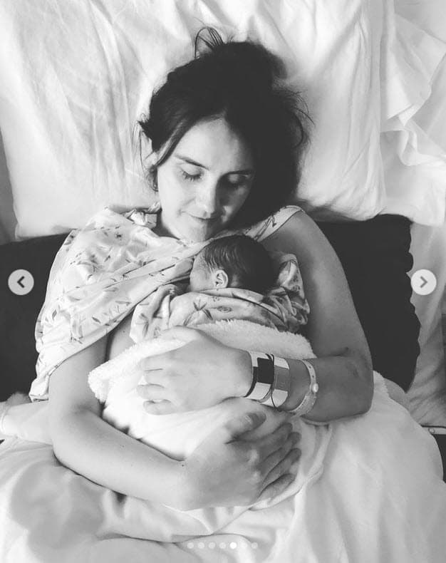 "
<b><a href="https://www.univision.com/famosos/dulce-maria-celebra-bautizo-hija-maria-paula" target="_blank">Siempre estaré detrás de ti</a></b> (si Dios me lo permite) para ayudarte a cumplir tus sueños", le prometió la cantante. 
<br>