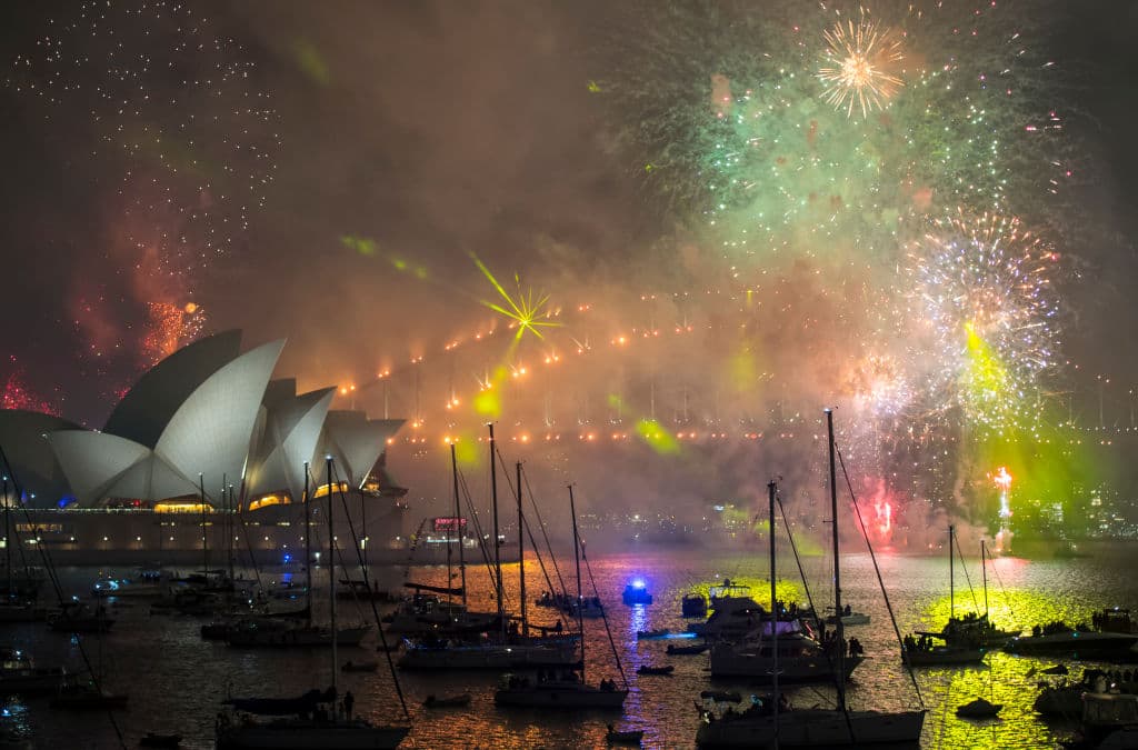 Uno de los primeros países en darle la bienvenida a 2018 fue Australia. La celebración estuvo marcada por fuegos artificiales de los colores del arcoiris sobre el Sydney Harbour Bridge, para despedir el año en que se aprobó el matrimonio entre personas del mismo sexo.