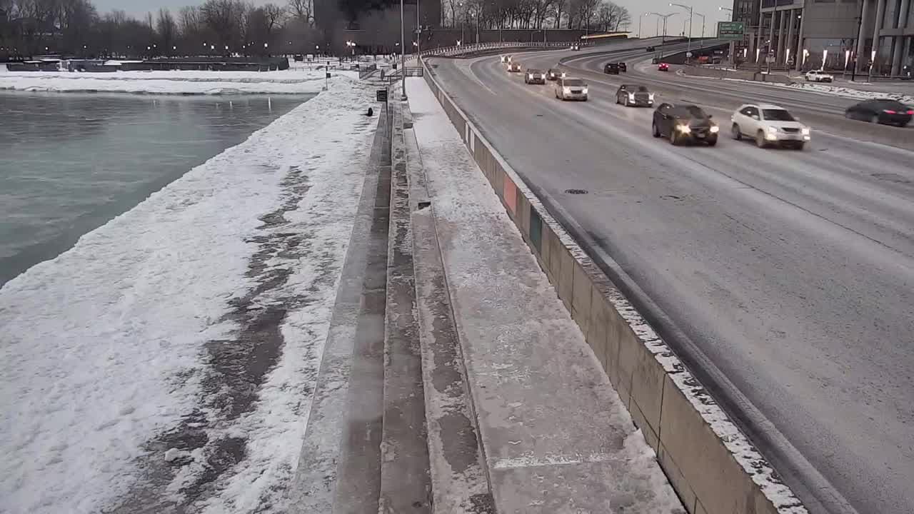 Oficiales de Chicago captados en video sacando a un hombre de las aguas heladas del lago Michigan