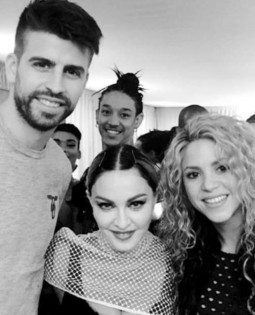 Madonna, Shakira y Piqué posaron para la memorable foto que la intérprete de 'Like A Virgin' compartió en sus redes sociales. "So nice to have Shakira and Pique at my show last night!", escribió la cantante.