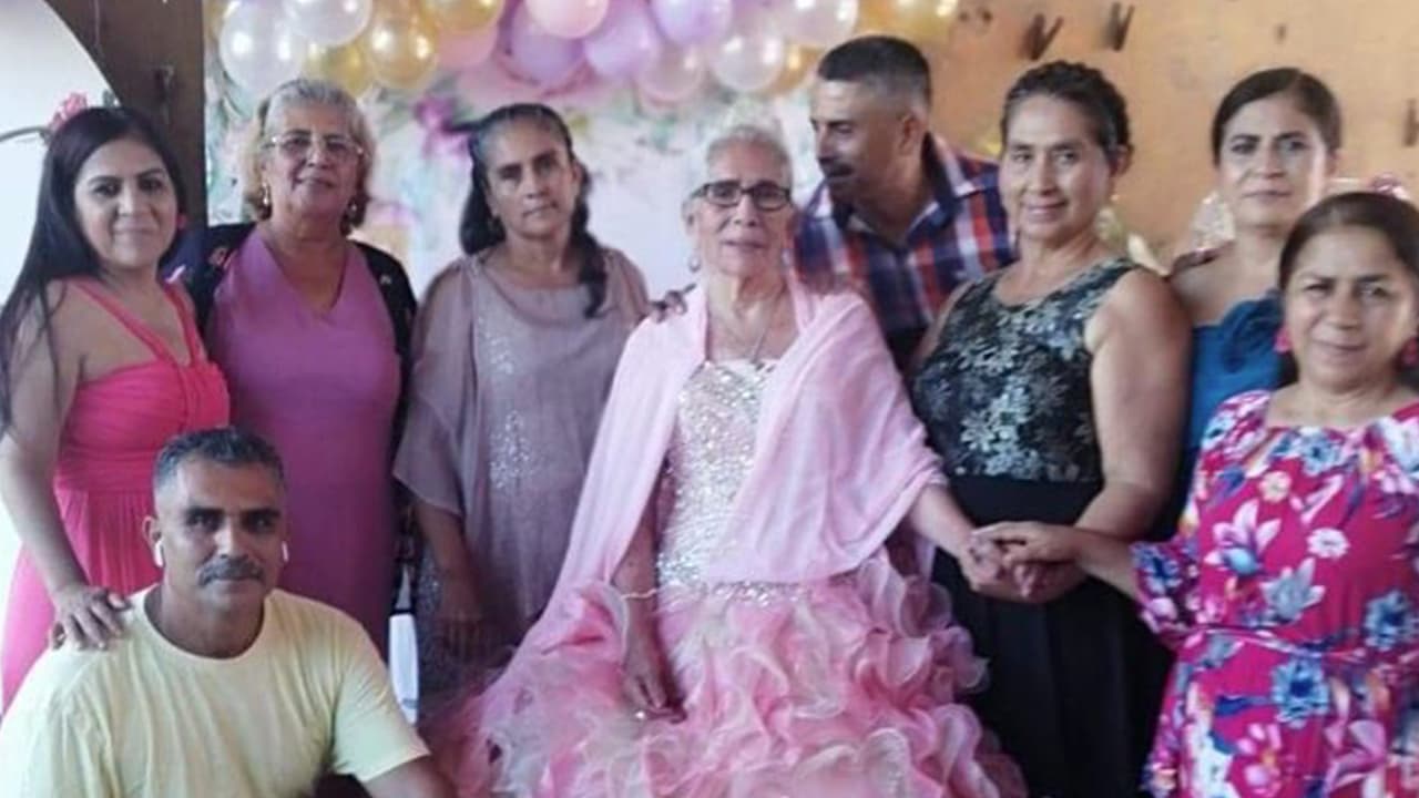 Pero nunca es tarde para cumplir los sueños. Este domingo, en Santa Cruz Nayarit, México se llevó a cabo la anhelada fiesta de quinceañera, a la cual asistió
<b> parte de su familia residente en el Valle Central de California.</b>
