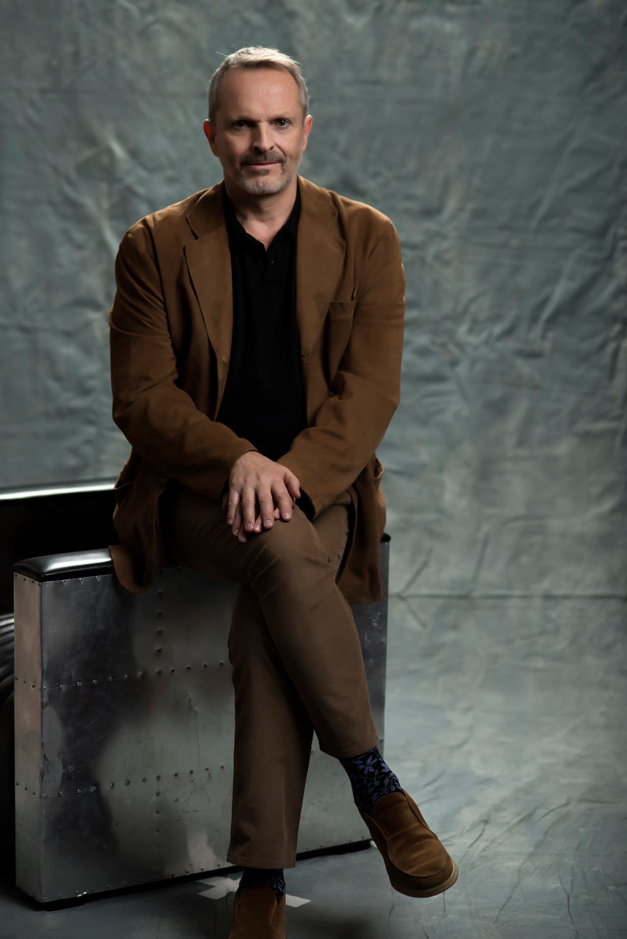 Miguel Bosé se lleva una nominación en la categoría general a Video del Año por 'Encanto'.