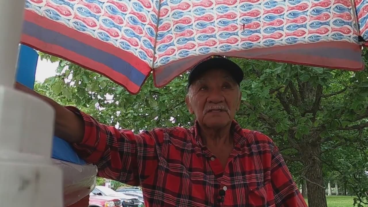 A sus 80 años, un vendedor de elotes busca el retiro gracias a una campaña solidaria que podría cambiar su vida
