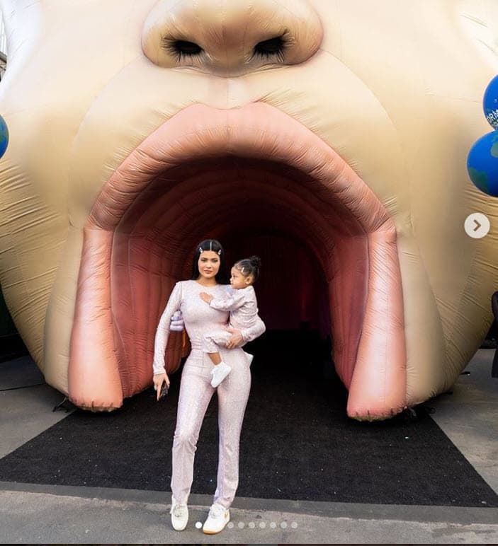 De acuerdo con
<b><a href="https://www.mirror.co.uk/3am/celebrity-news/kylie-jenner-gushes-over-love-21587248" target="_blank">The Mirror</a></b>, las fotos de la niña fueron tomadas afuera de la mansión que Kylie Jenner tiene en Los Ángeles.
<br>