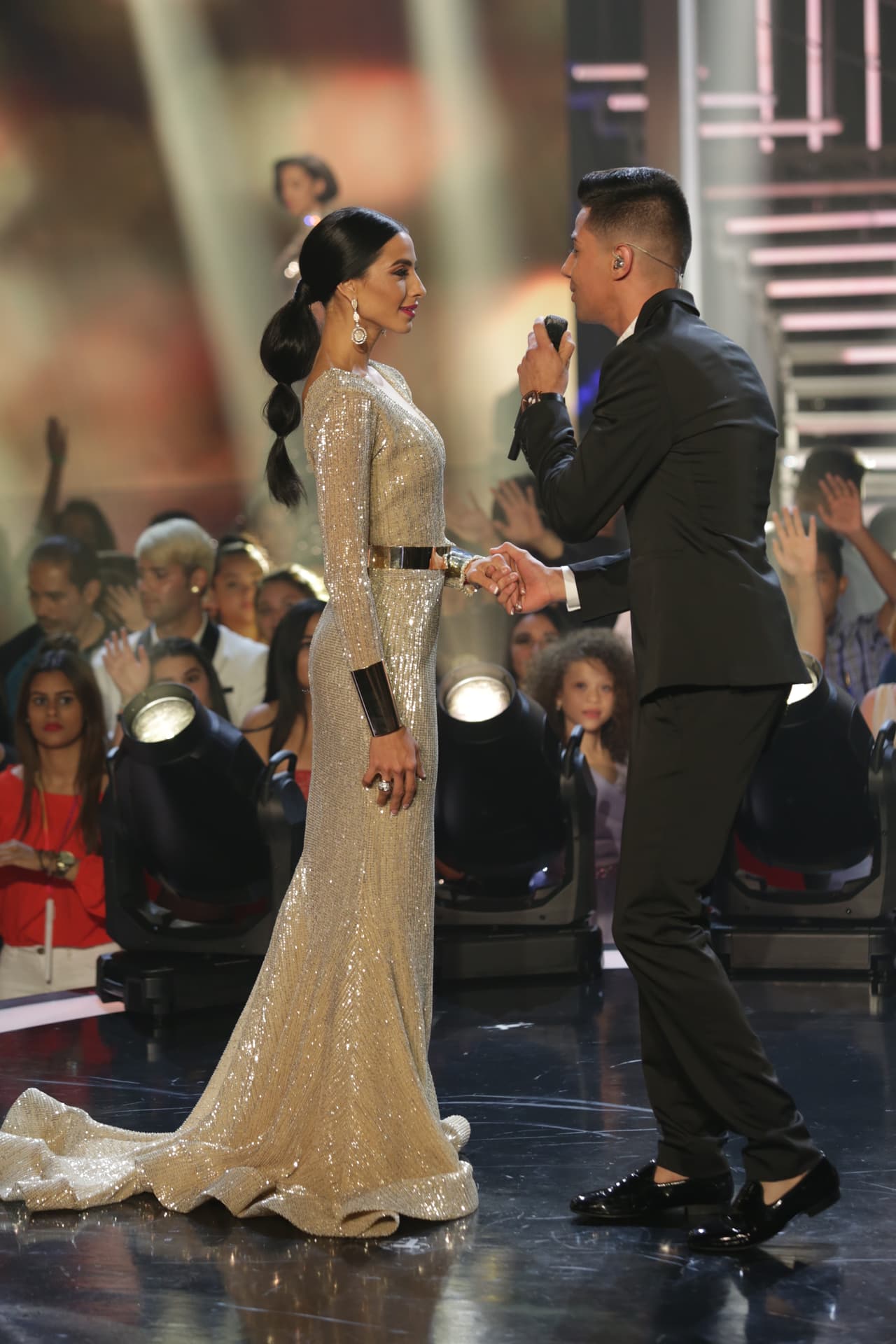 Con maravillosos diseños de Douglas Tapia las chicas deslumbraron en el desfile de alta costura.